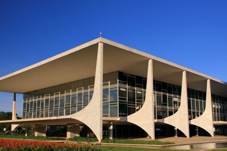 Εισβολή αυτοκινήτου στο προεδρικό μέγαρο της Βραζιλίας (εικόνες)